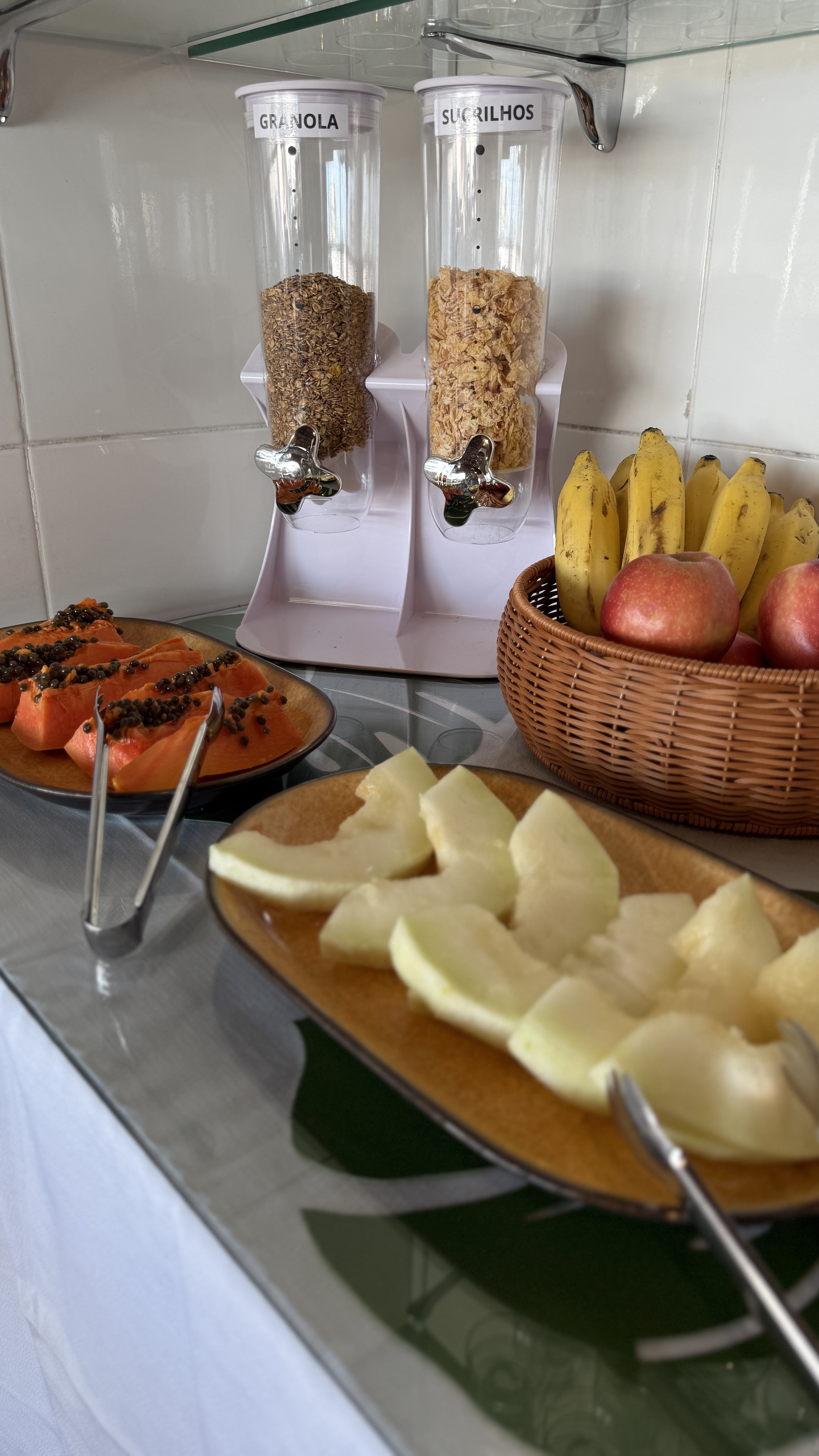 Frutas frescas, granola e sucrilhos servidos no café da manhã