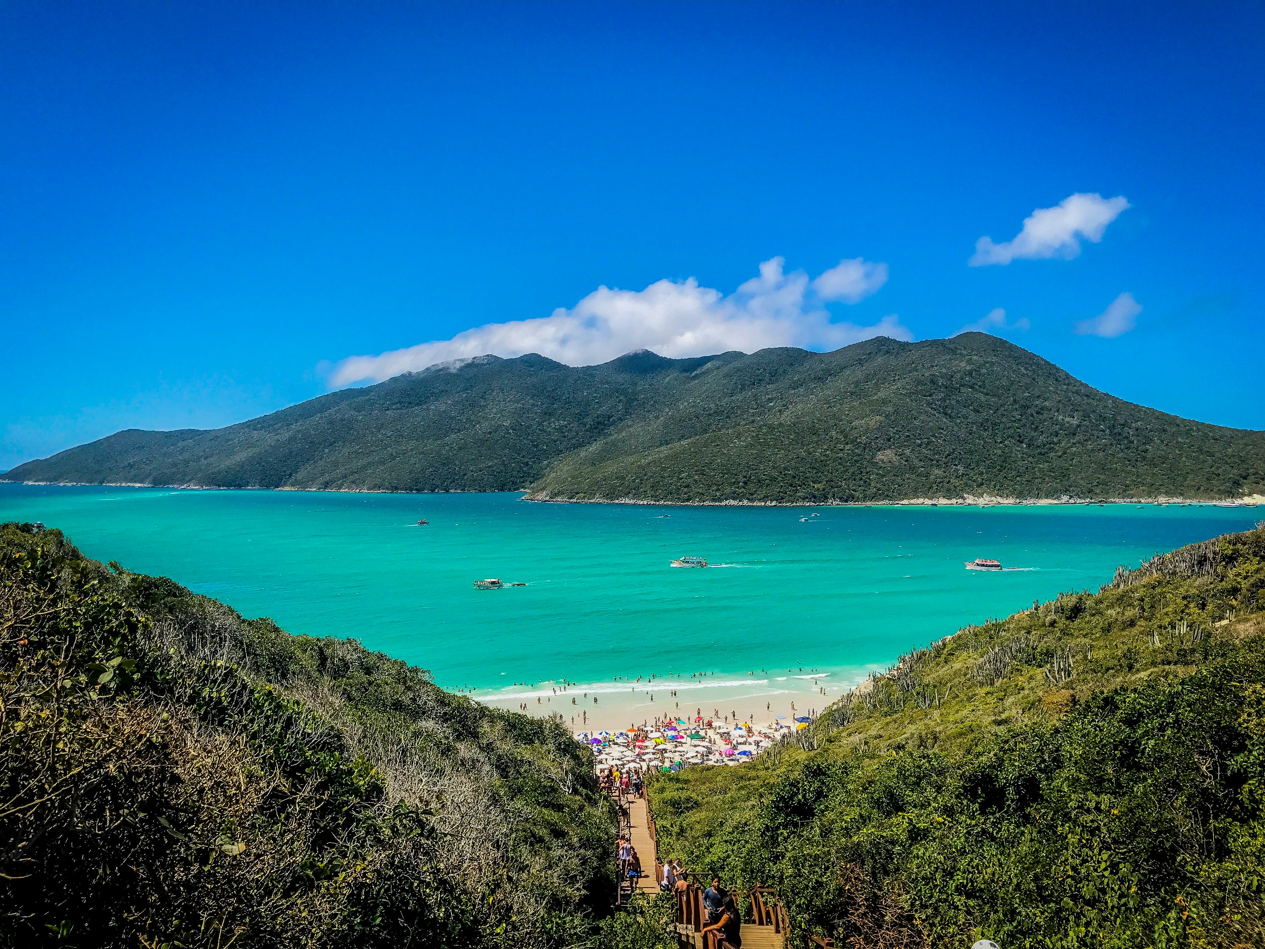 Prainhas do Pontal em Arraial do Cabo, com mar turquesa, areia branca e a passarela de acesso à praia entre a vegetação