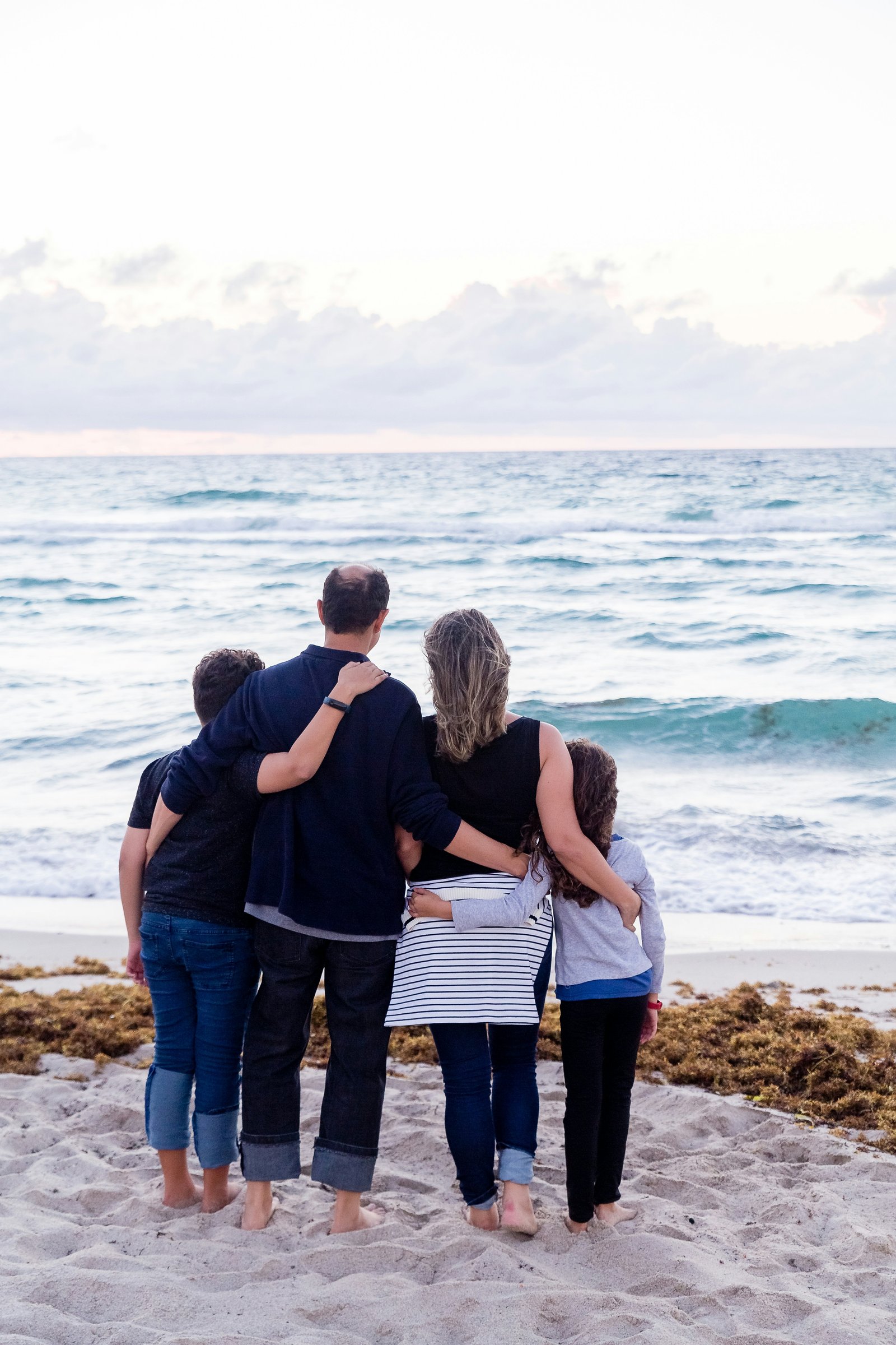 Família observando o mar no fim de tarde