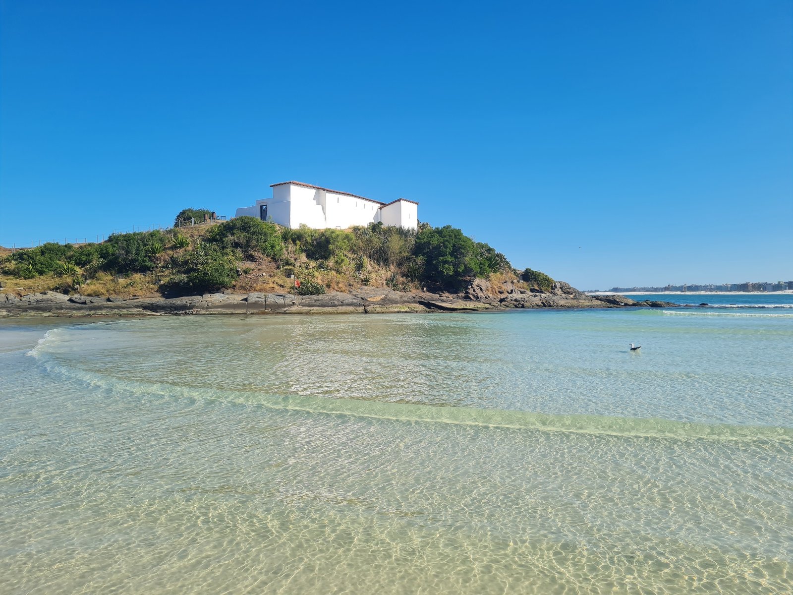 Praia do Forte em Cabo Frio com mar calmo
