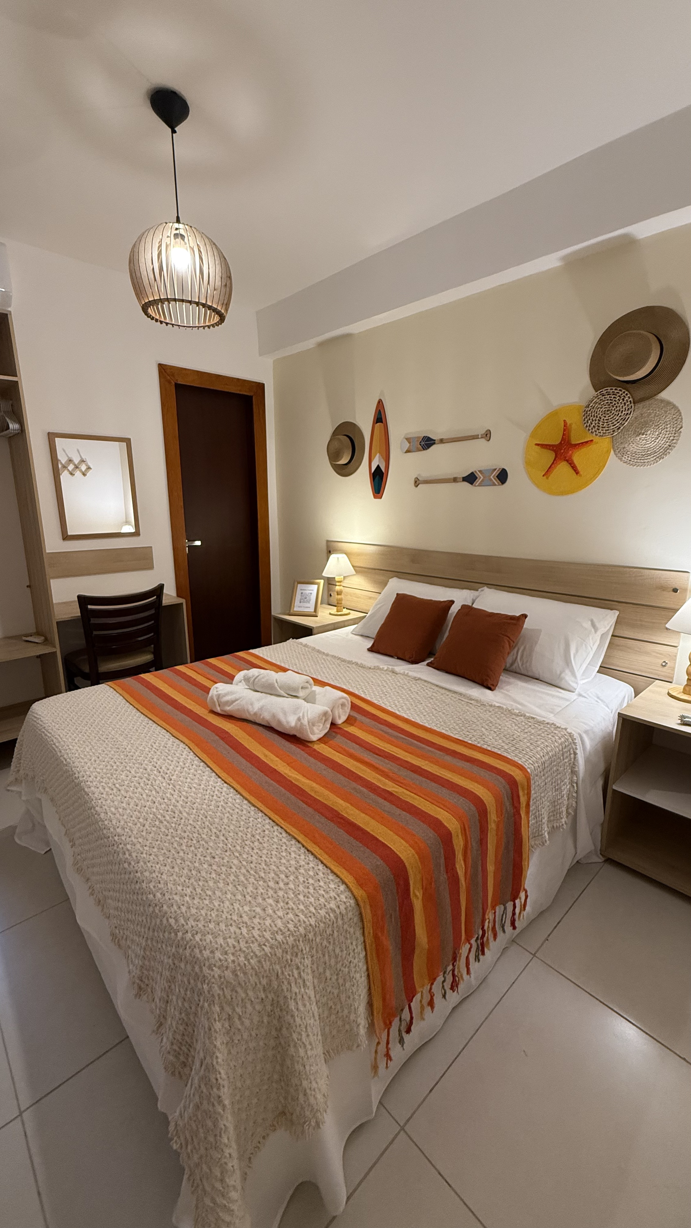 Quarto Duplo Standard com cama de casal, decoração náutica e manta listrada