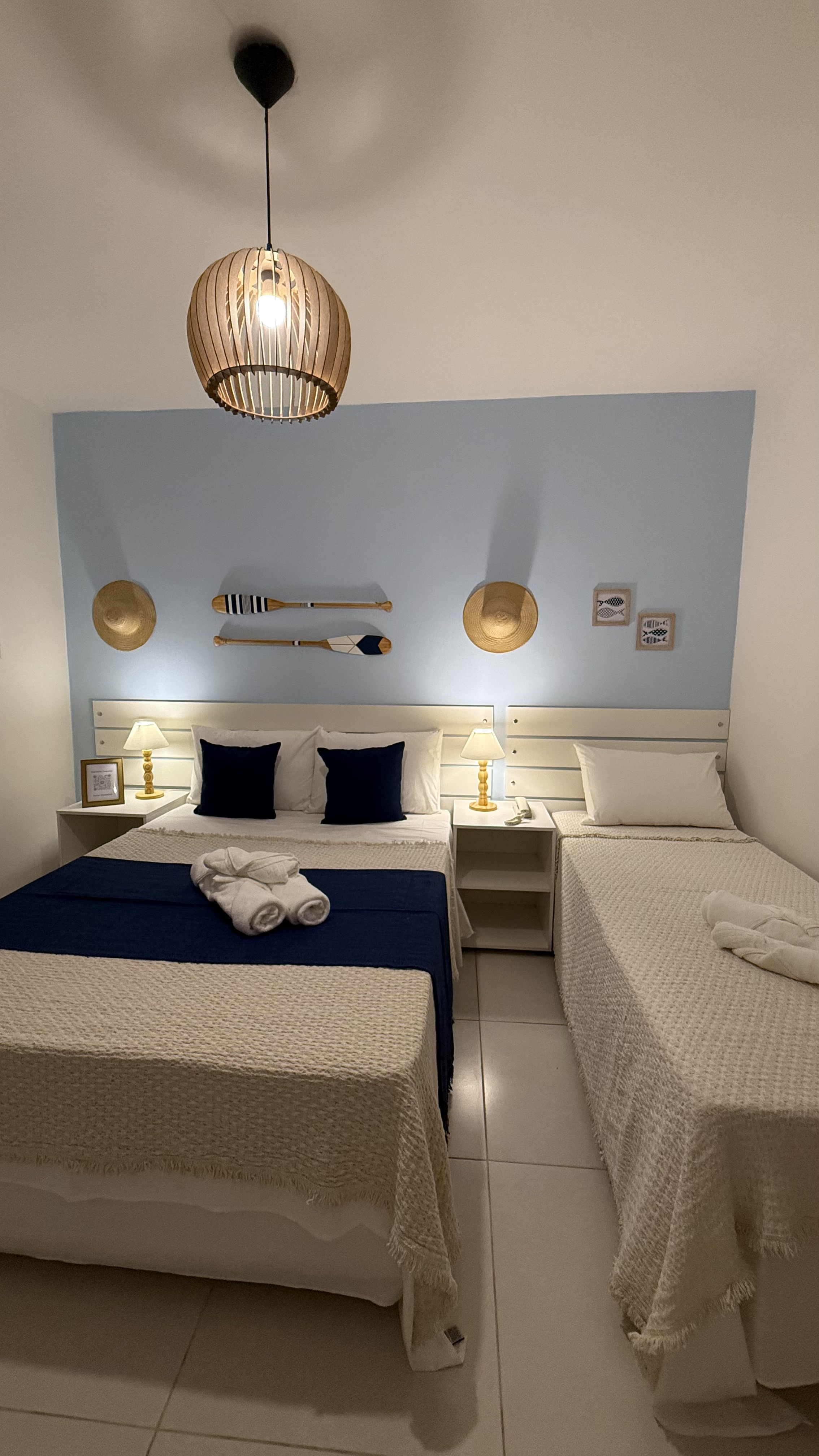 Quarto Triplo Standard com cama de casal, cama de solteiro e armário aberto