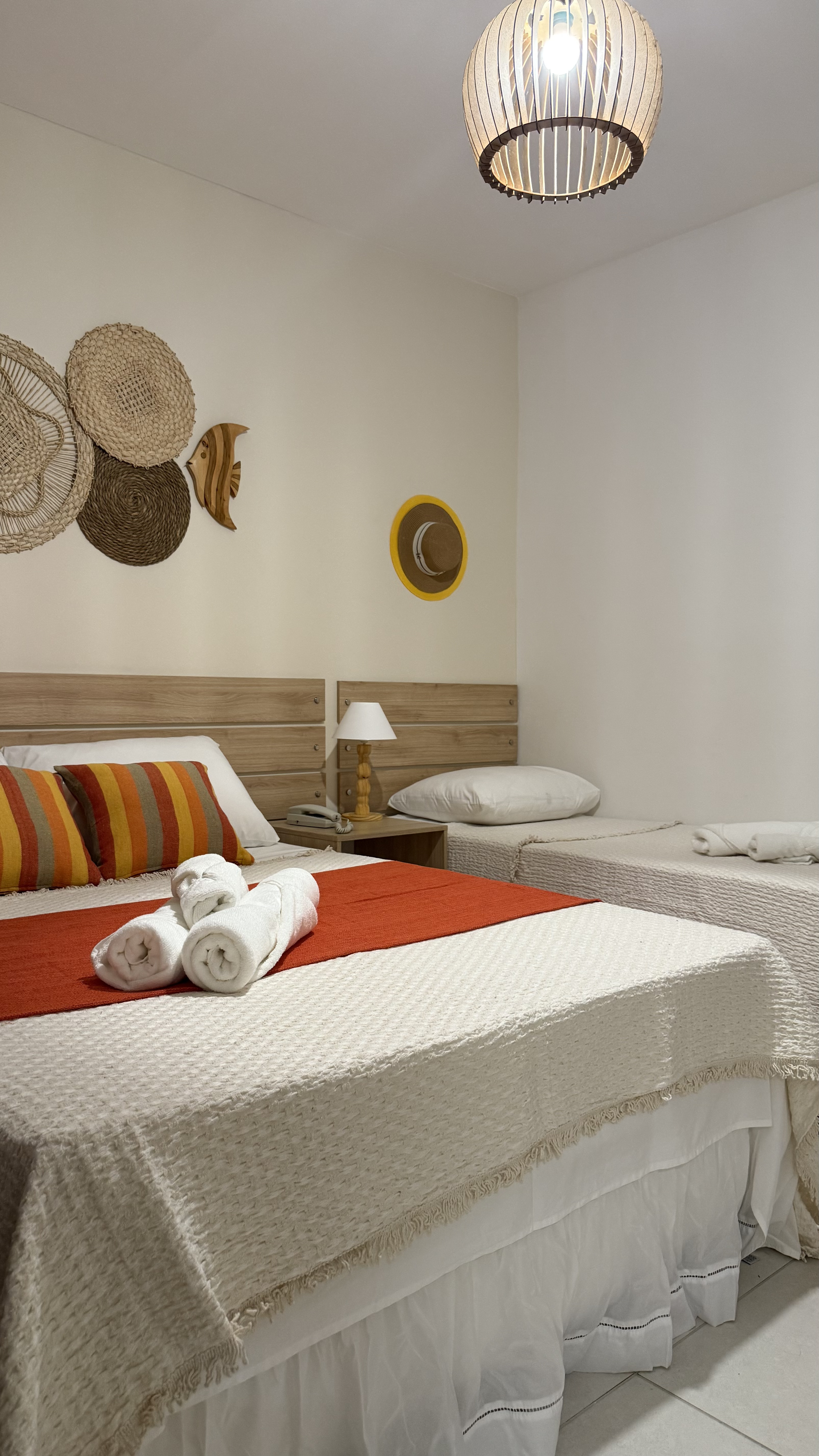 Entrada do Quarto Triplo Standard com Smart TV na parede